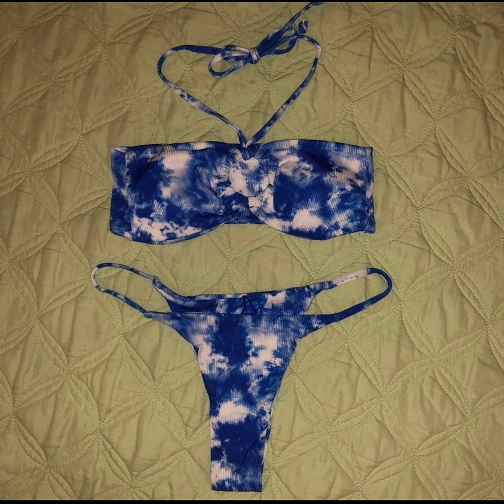 NWOT bikini set size small (4)